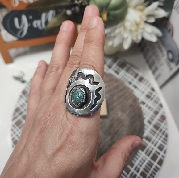 💞 Vintage Turquoise and 925 Silver Native American Conversation Ring, Unisex, 8 - Picture 3 of 9